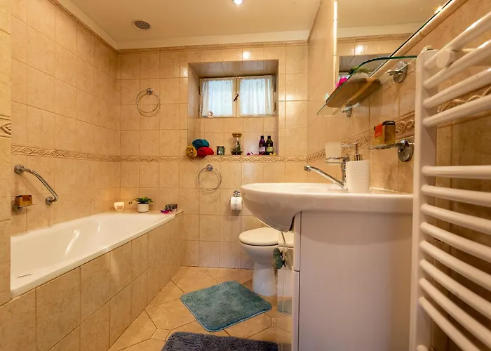 Amalia, Centrum Banska Stiavnica, Parkovanie Pre 2 Auta, Velka Zahrada S Krbom, Amalia Pre 16 Osob Alebo Samostatne Nezavisle Prve Podlazie Ama Pre 8 Osob Alebo Samostatne Nezavisle Podkrovie Lia Pre 8 Osob,pristup Cez Pi *