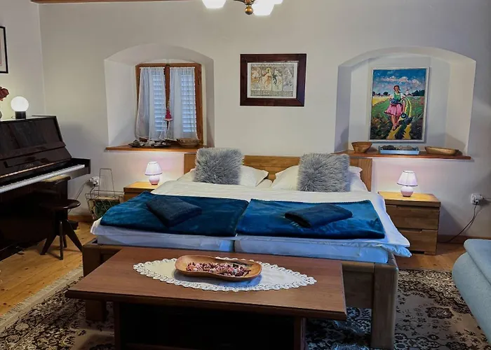 Amalia, Centrum Banska Stiavnica, Parkovanie Pre 2 Auta, Velka Zahrada S Krbom, Amalia Pre 16 Osob Alebo Samostatne Nezavisle Prve Podlazie Ama Pre 8 Osob Alebo Samostatne Nezavisle Podkrovie Lia Pre 8 Osob,pristup Cez Pi Βίλα *